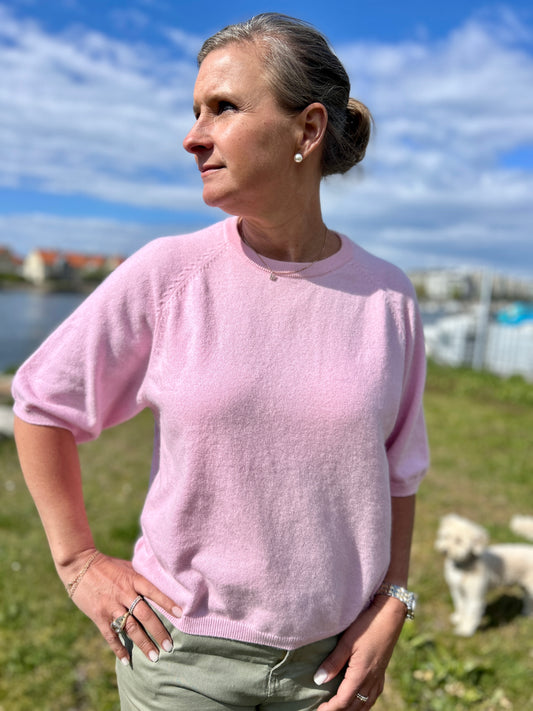 Ljusrosa t shirt i 100% cashmere