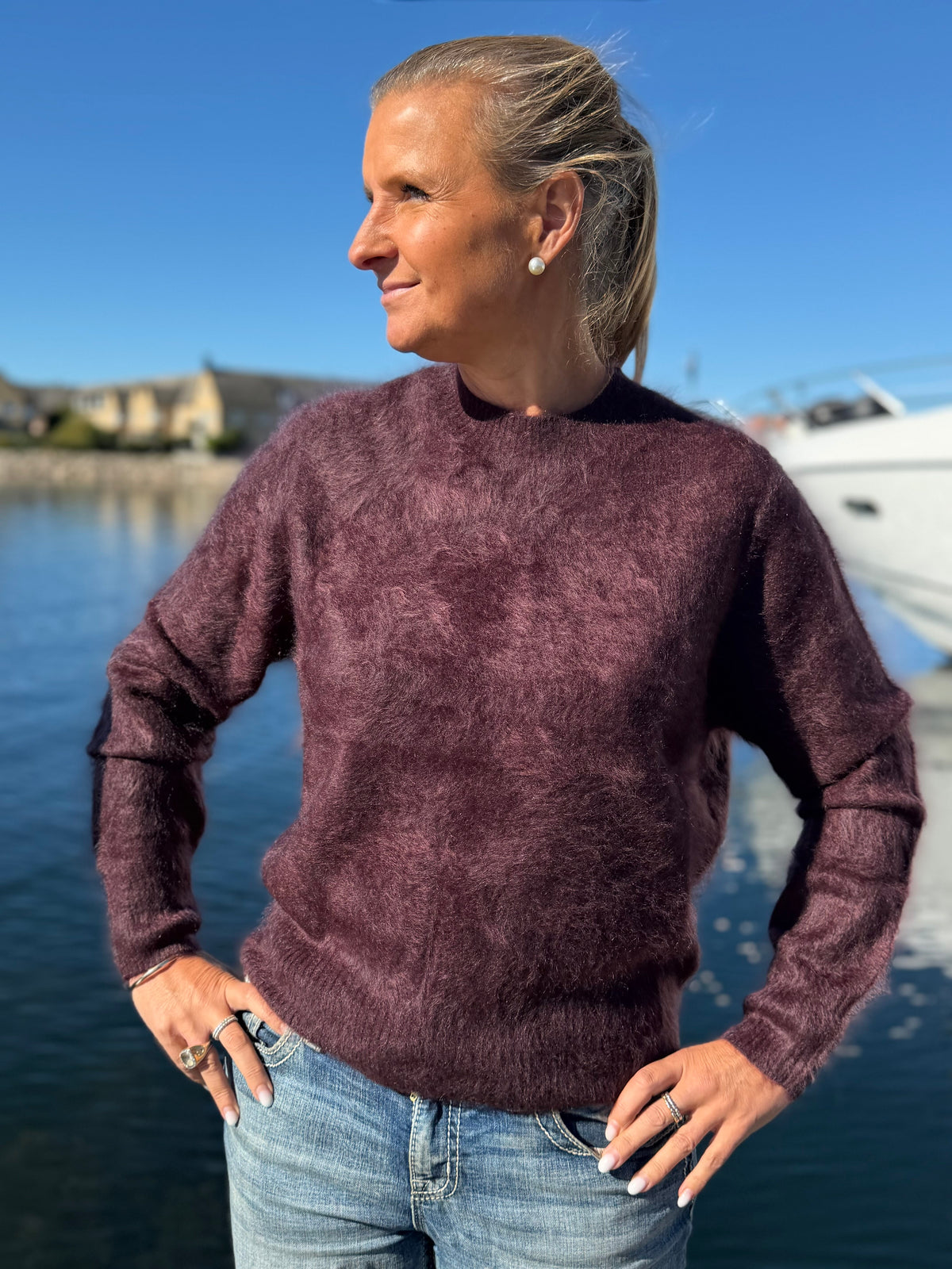 Kvinna i burgundy borstad cashmeretröja med rund hals