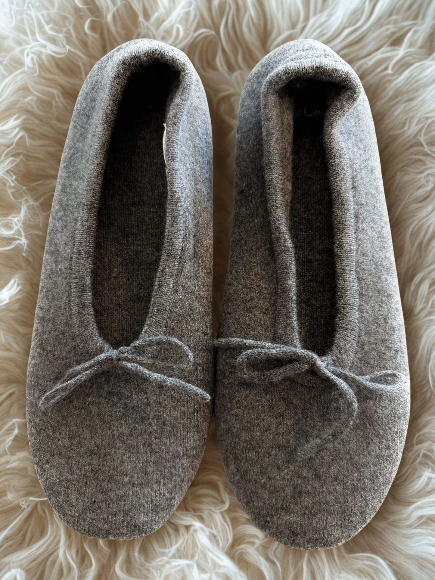 Inneskor dam i 100% kashmir med ballerina design och rosett framtill
