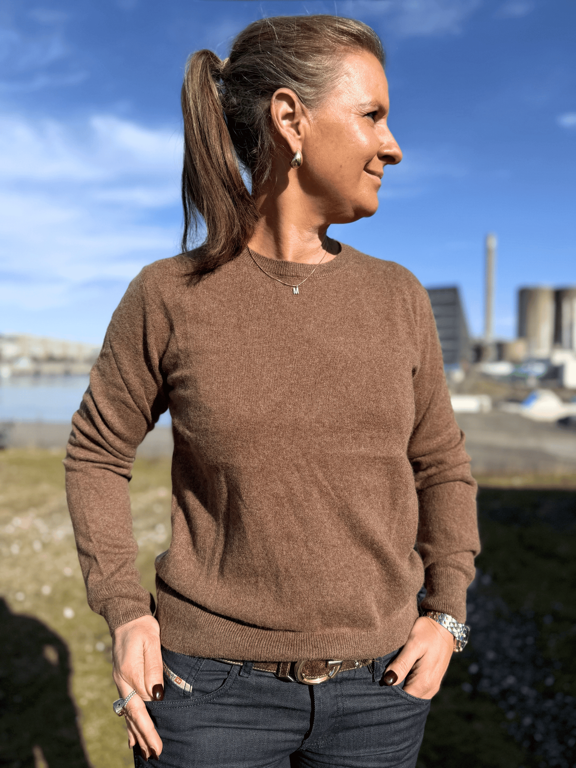 Brun kashmirtröja för dam med rund hals