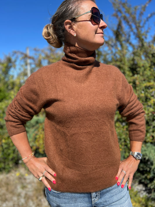 Kashmir polo dam turtleneck i brun