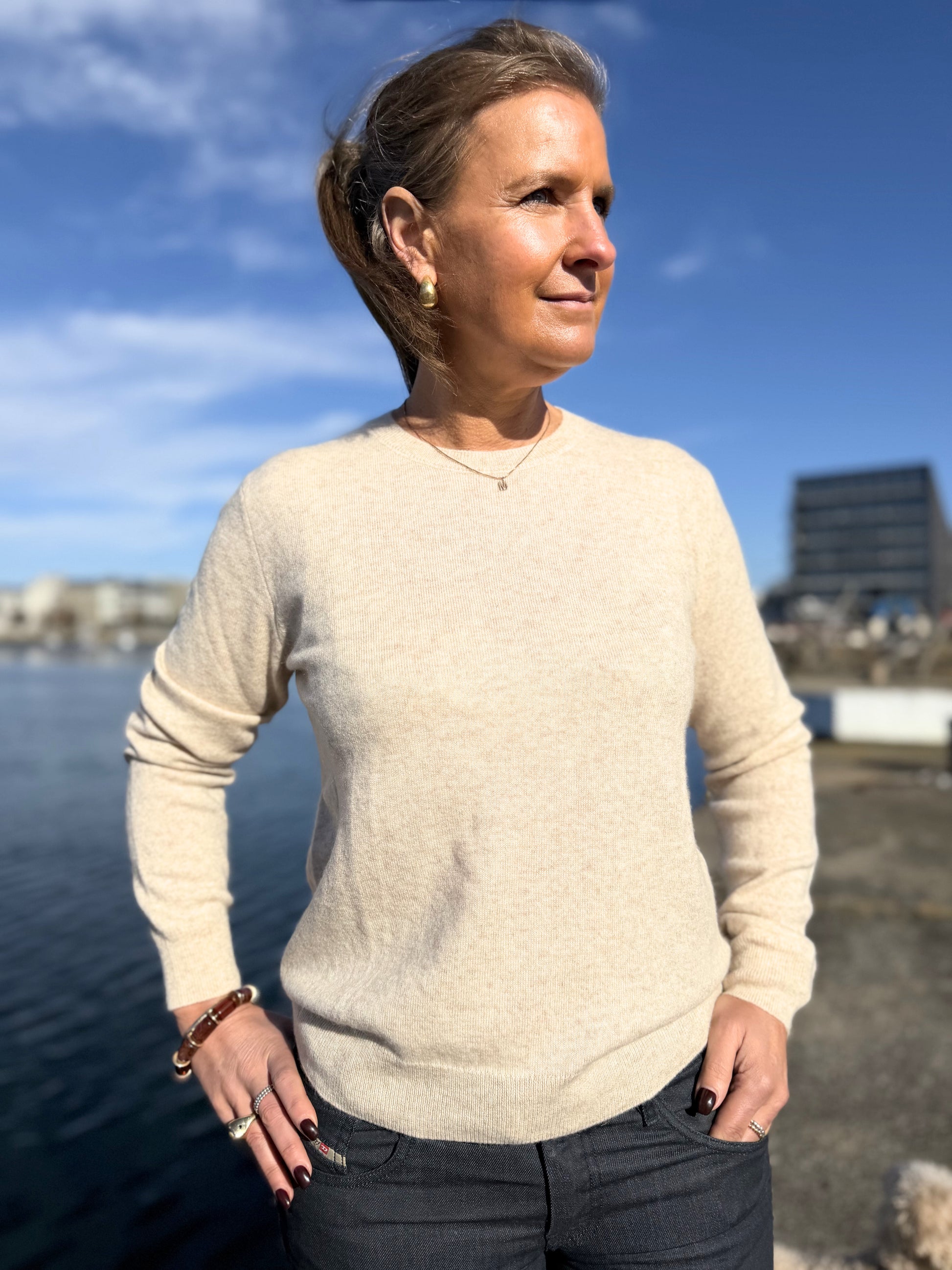 Sand kashmirtröja för dam med rund hals