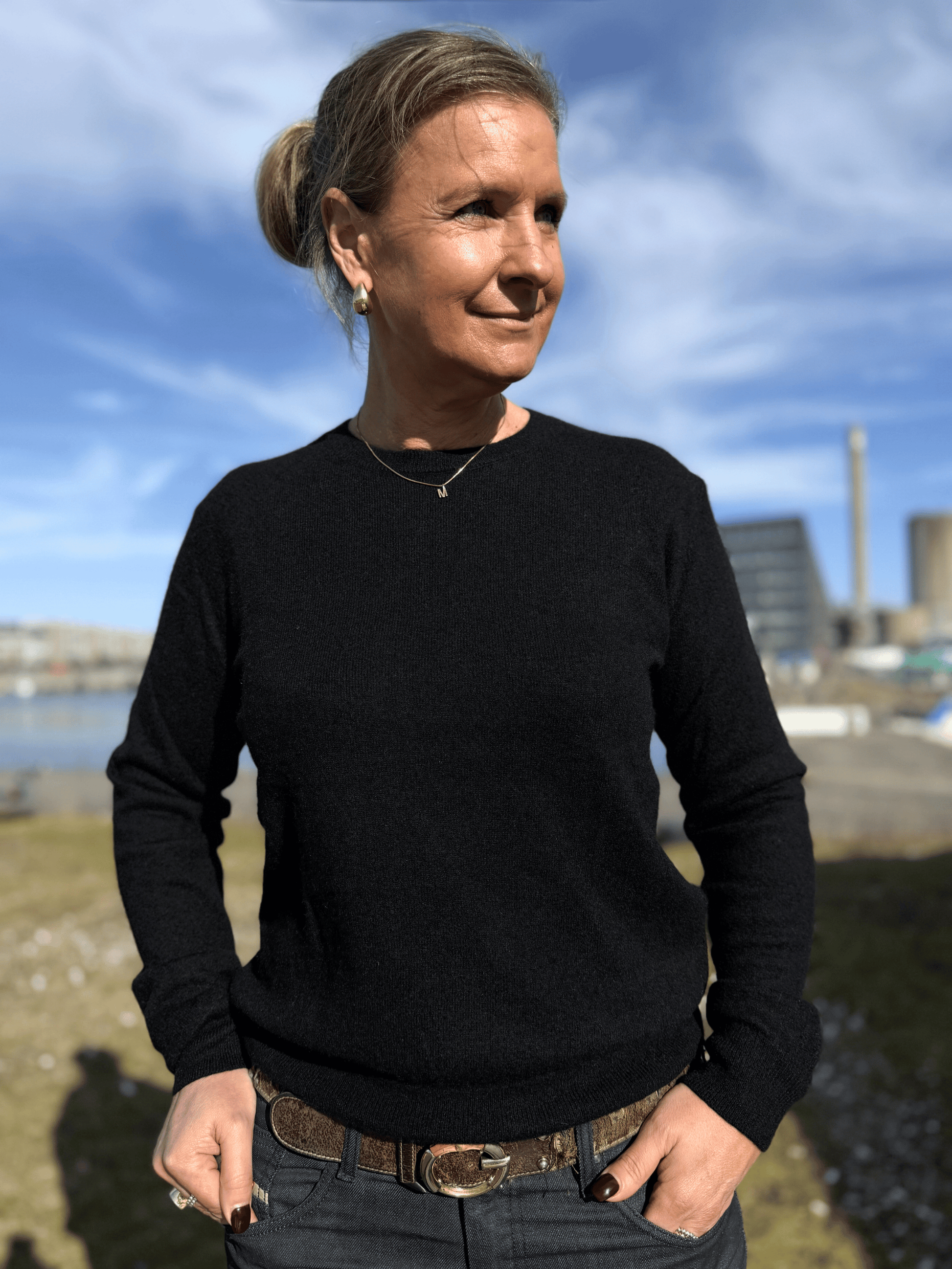 Svart kashmirtröja för dam med rund hals