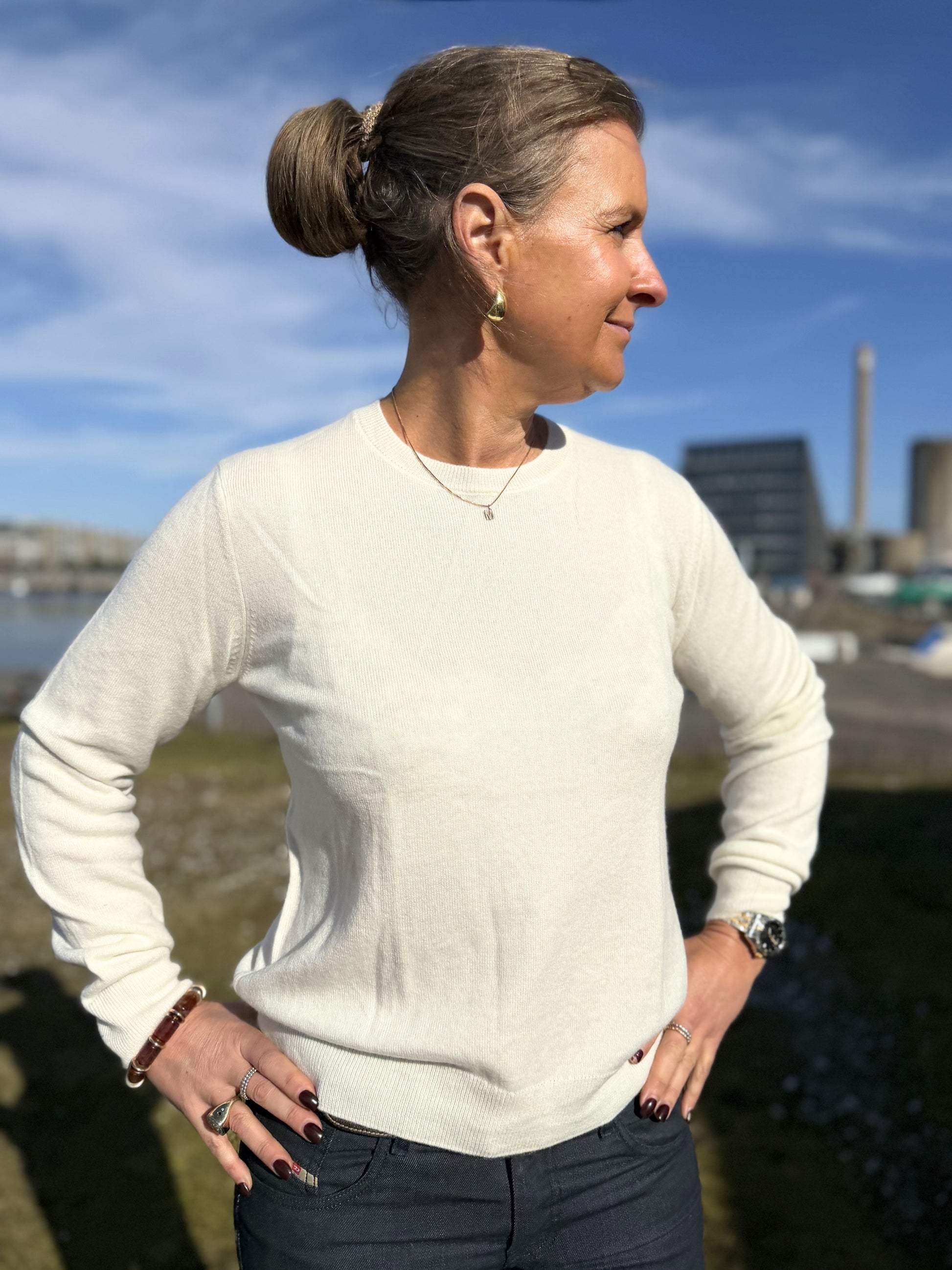 Vit kashmirtröja för dam med rund hals