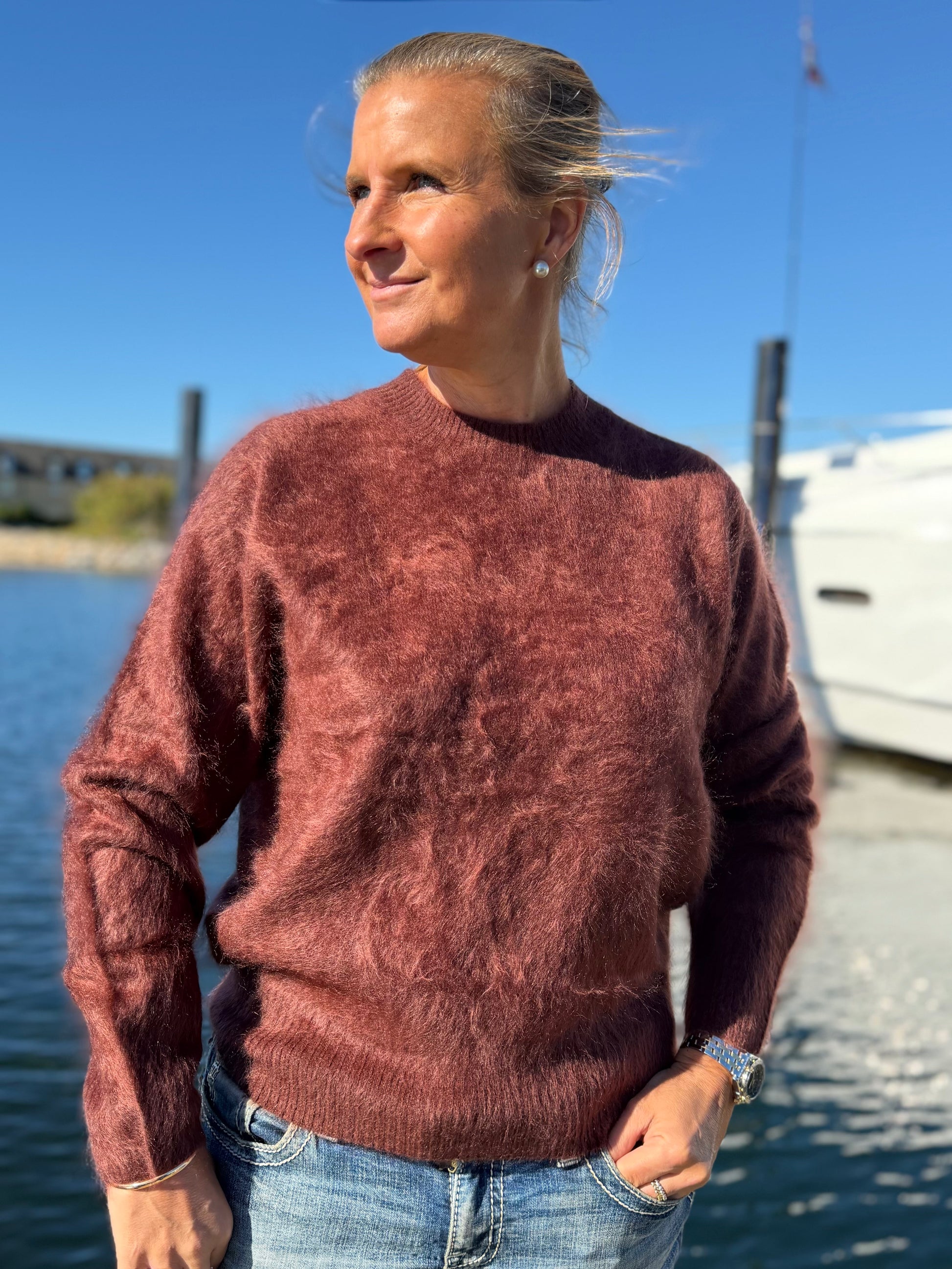 Kvinna i kastanjebrun borstad cashmeretröja med rund hals
