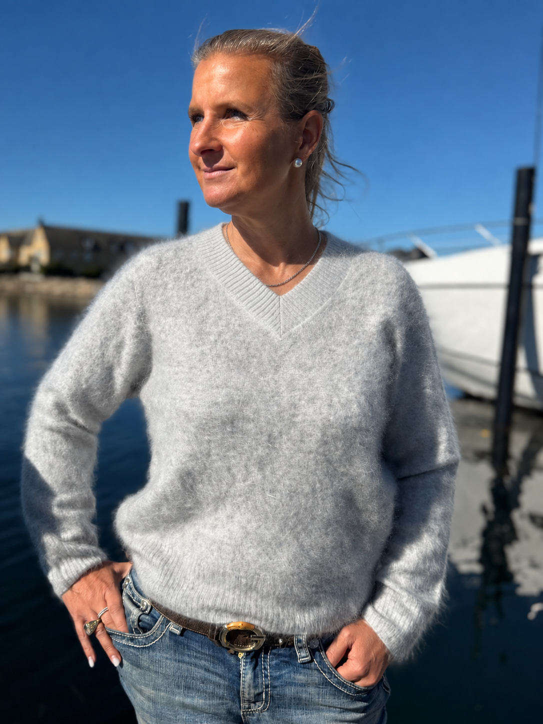 Victoria – Borstad cashmeretröja med V-ringning
