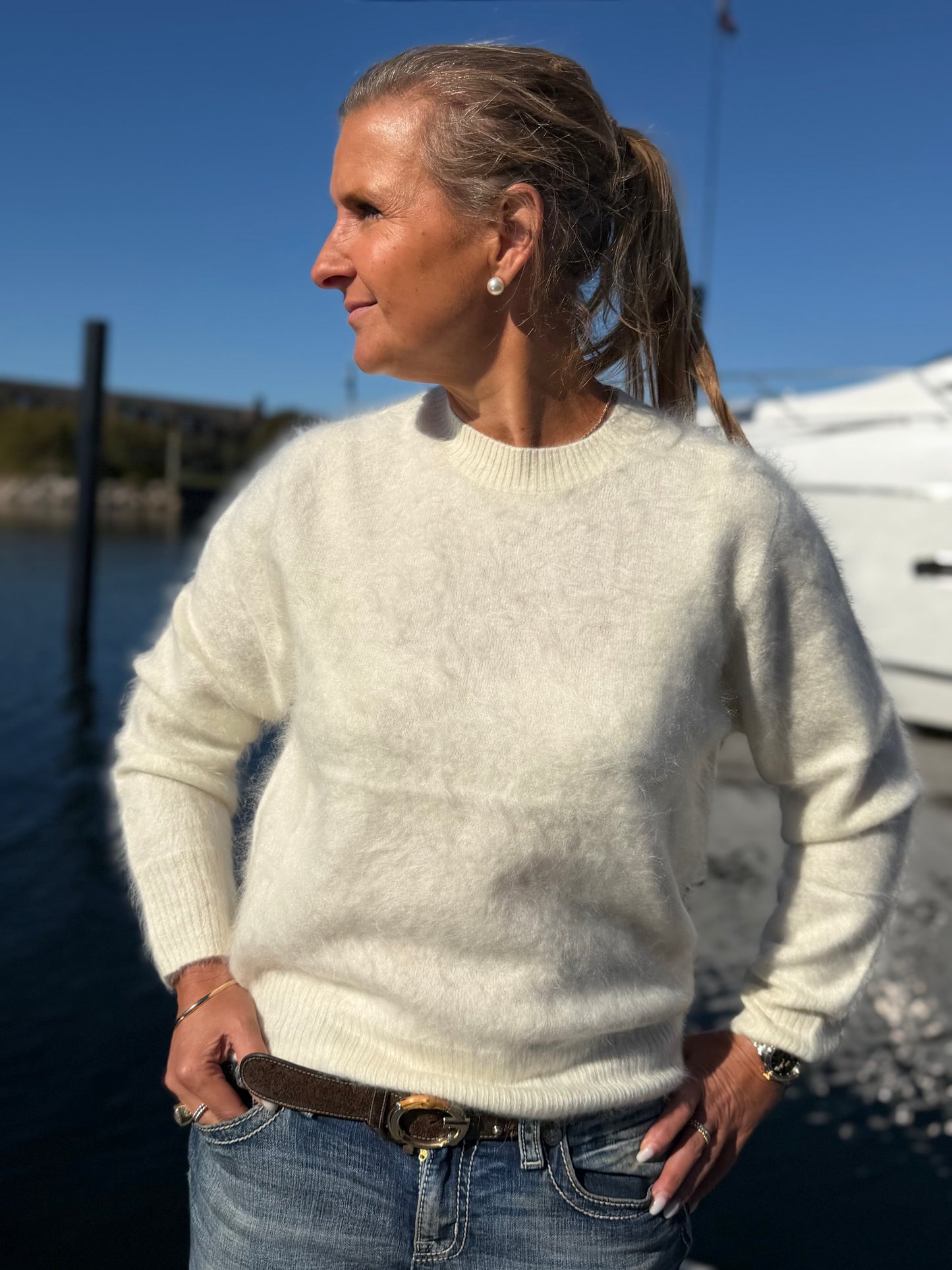 Kvinna i offwhite borstad cashmeretröja med rund hals