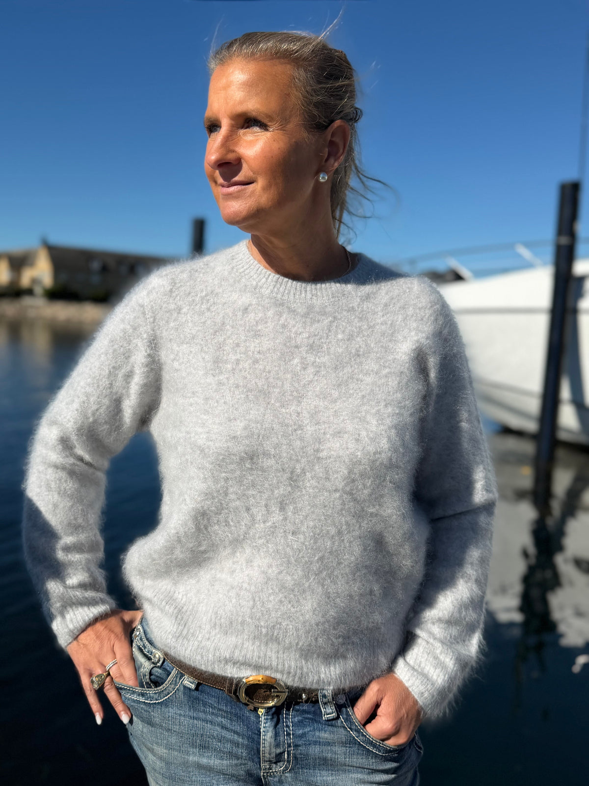 Kvinna i ljusgrå borstad cashmeretröja med rund hals