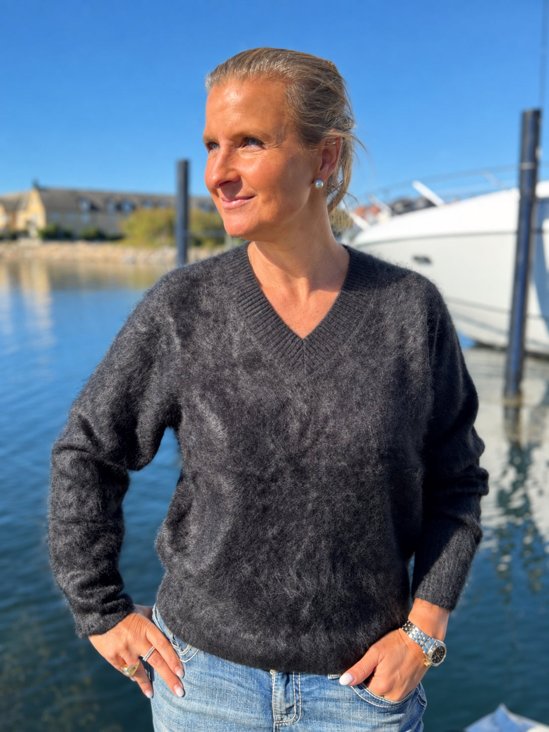 Kvinna i svart borstad cashmeretröja med V-ringning